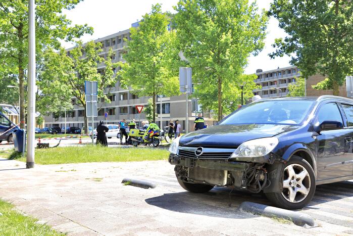 Personenauto botst op brommer
