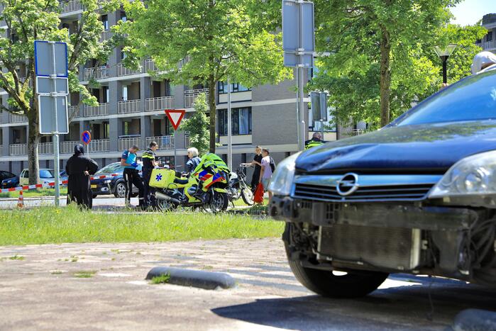 Personenauto botst op brommer