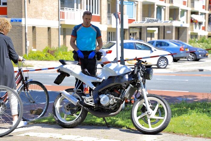 Personenauto botst op brommer