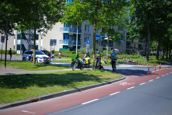 Personenauto botst op brommer
