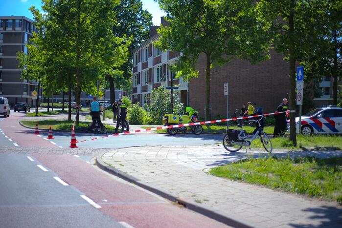 Personenauto botst op brommer