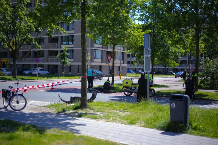 Personenauto botst op brommer