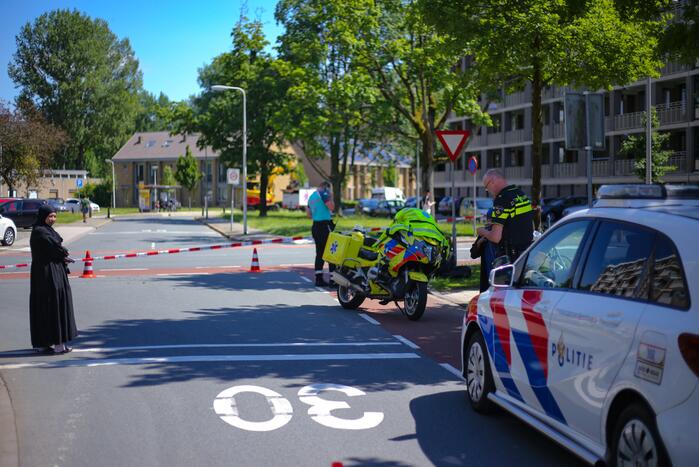 Personenauto botst op brommer