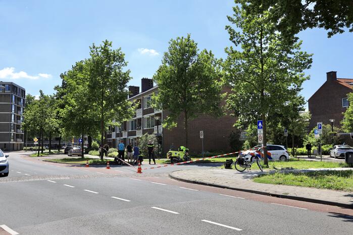 Personenauto botst op brommer