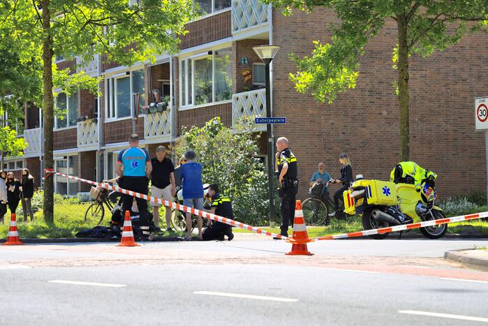 Personenauto botst op brommer