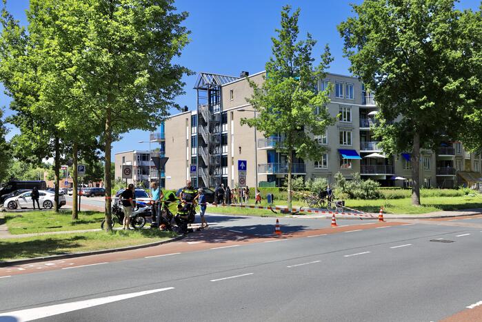 Personenauto botst op brommer