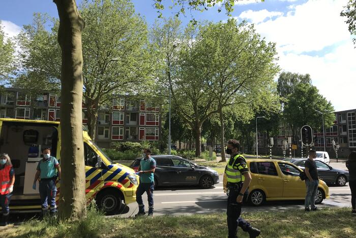 Auto lekt vloeistof na botsing