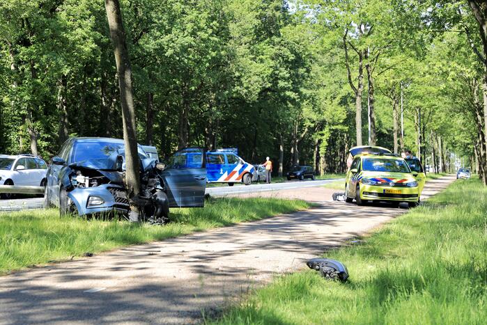 Personenauto belandt op boom