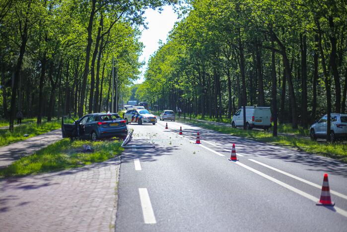 Personenauto belandt op boom