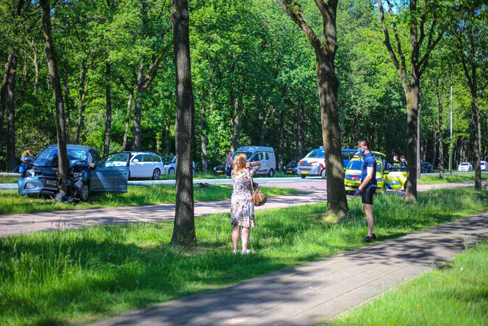 Personenauto belandt op boom