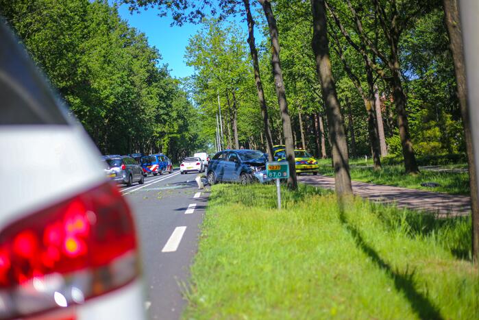 Personenauto belandt op boom