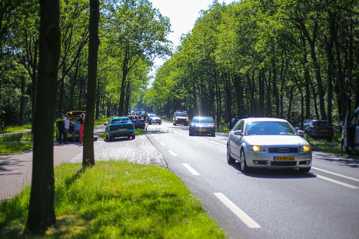 Personenauto belandt op boom