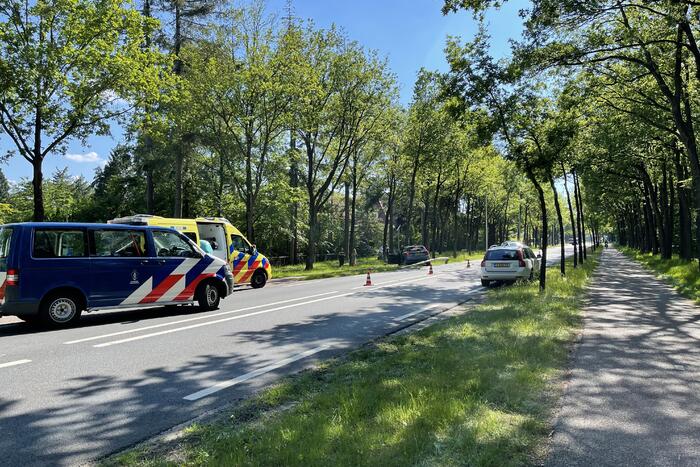 Personenauto belandt op boom