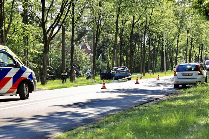 Personenauto belandt op boom