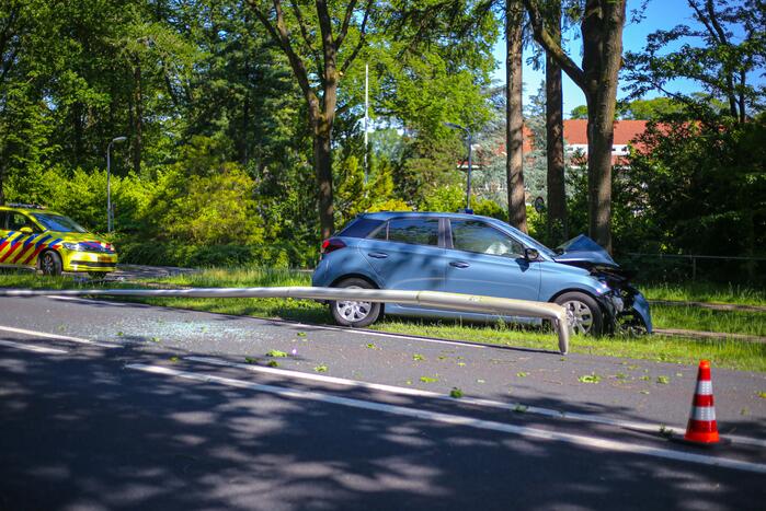 Personenauto belandt op boom
