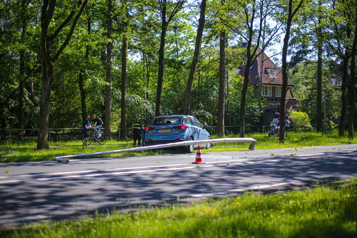 Personenauto belandt op boom