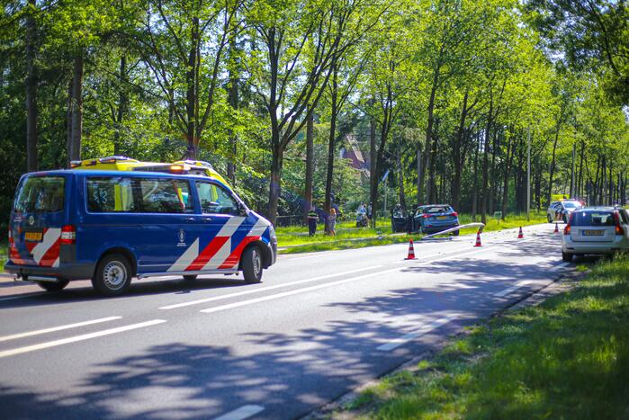 Personenauto belandt op boom