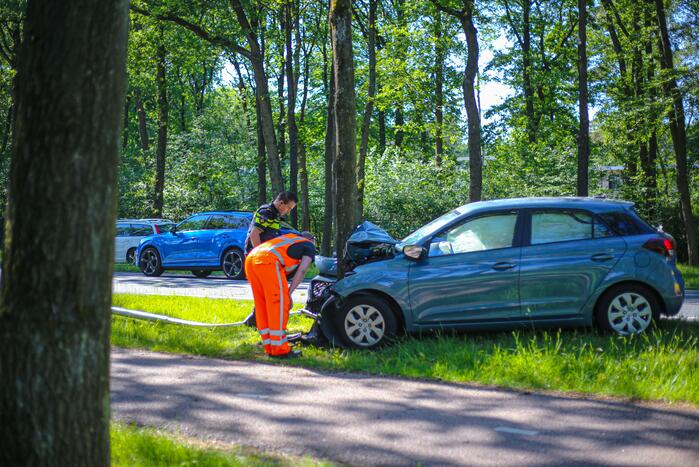 Personenauto belandt op boom