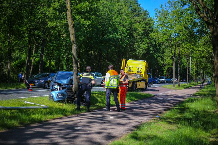Personenauto belandt op boom
