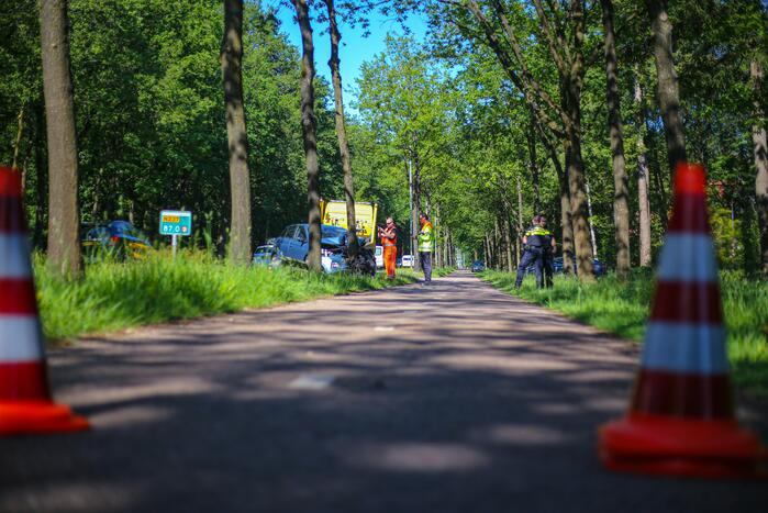 Personenauto belandt op boom