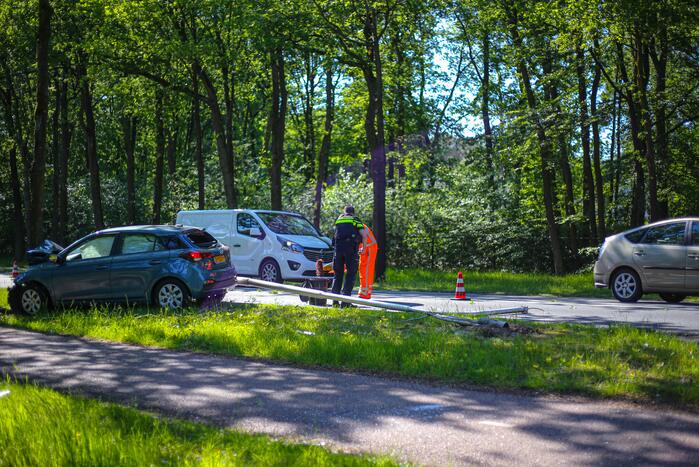 Personenauto belandt op boom