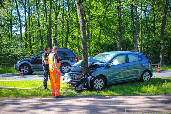 Personenauto belandt op boom