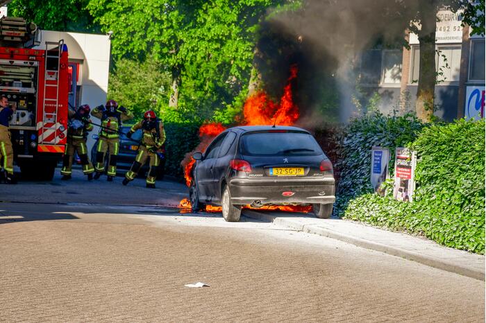 Personenauto brandt uit bij Esso