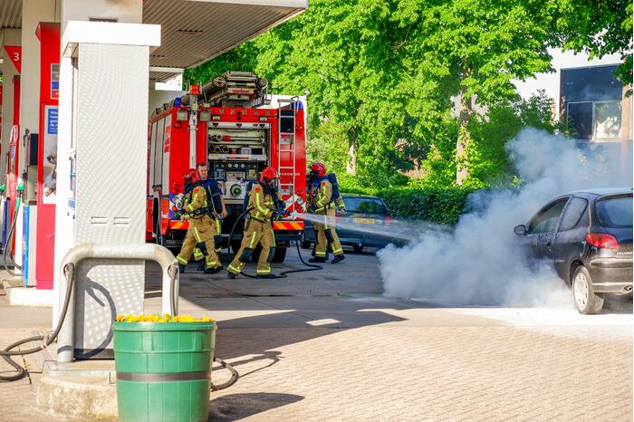 Personenauto brandt uit bij Esso