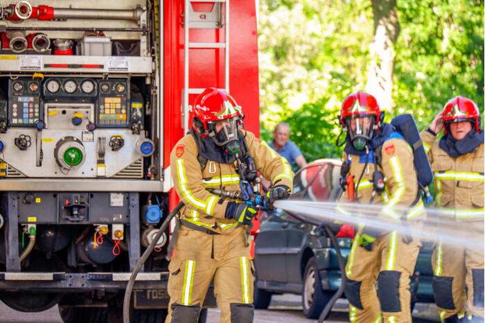 Personenauto brandt uit bij Esso
