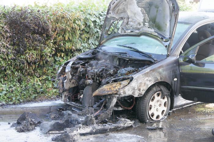 Personenauto brandt uit bij Esso