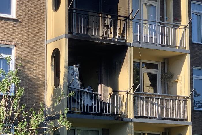 Koelkast op balkon vat vlam