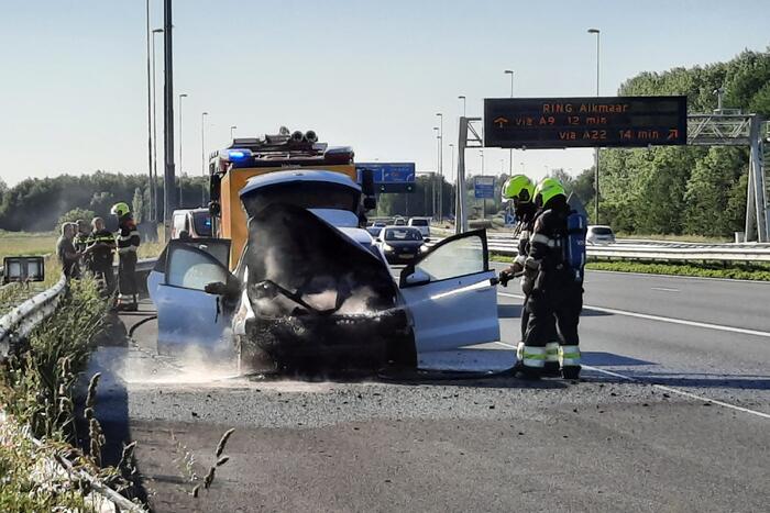 Personenauto in brand op de Rijksweg