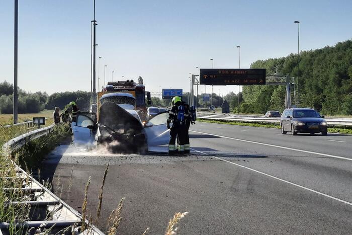 Personenauto in brand op de Rijksweg