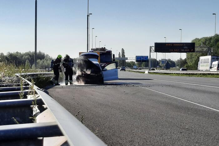 Personenauto in brand op de Rijksweg