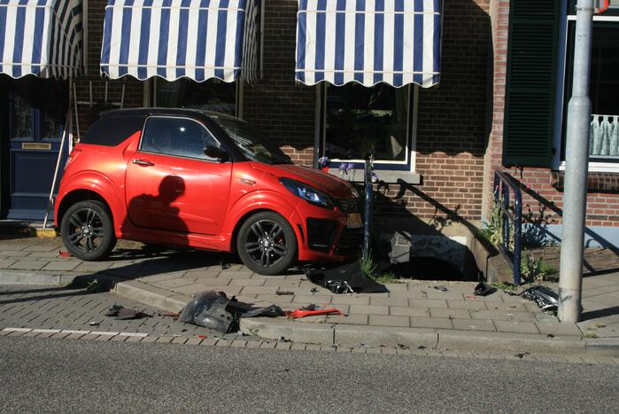 45-km schiet tegen hekwerk na botsing