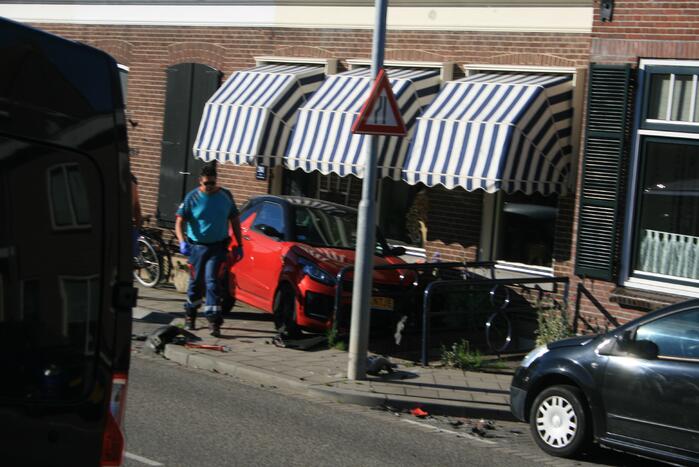 45-km schiet tegen hekwerk na botsing