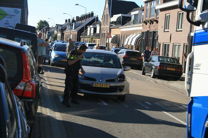 45-km schiet tegen hekwerk na botsing