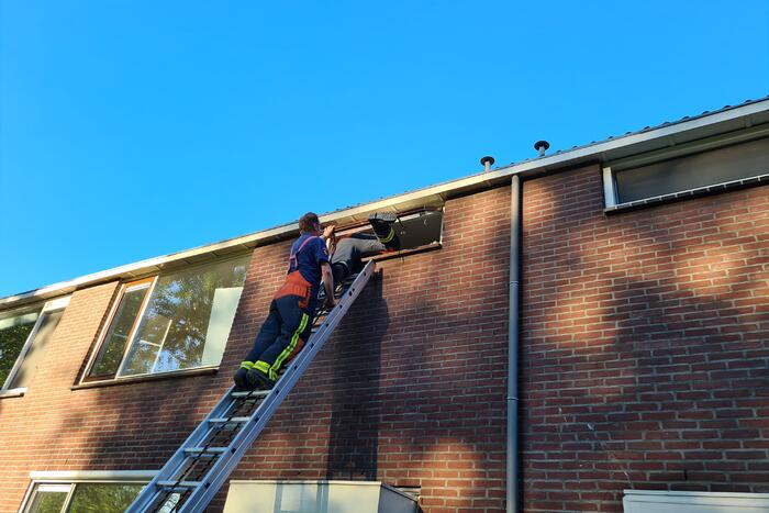 Brandweer betreed woning na waterlek