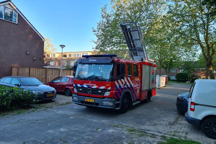 Brandweer betreed woning na waterlek