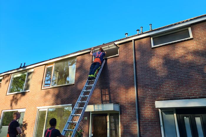 Brandweer betreed woning na waterlek