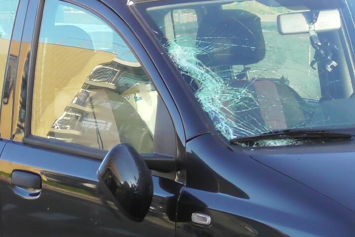 Persoon gewond na ongeval met personenauto