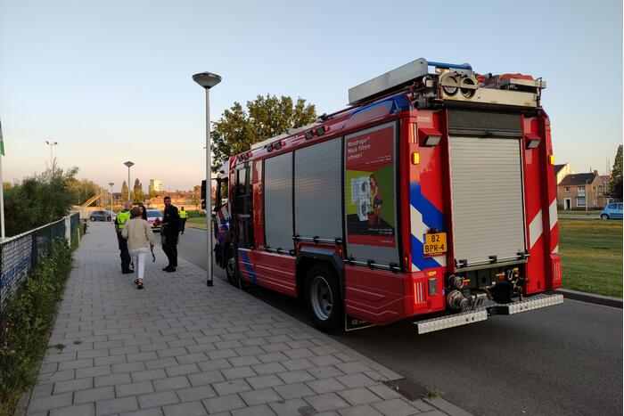 Hulpdiensten bevrijden baby vast in hek