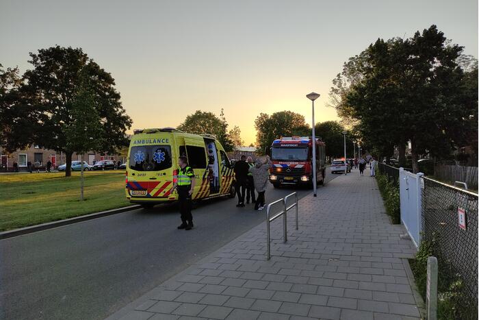 Hulpdiensten bevrijden baby vast in hek