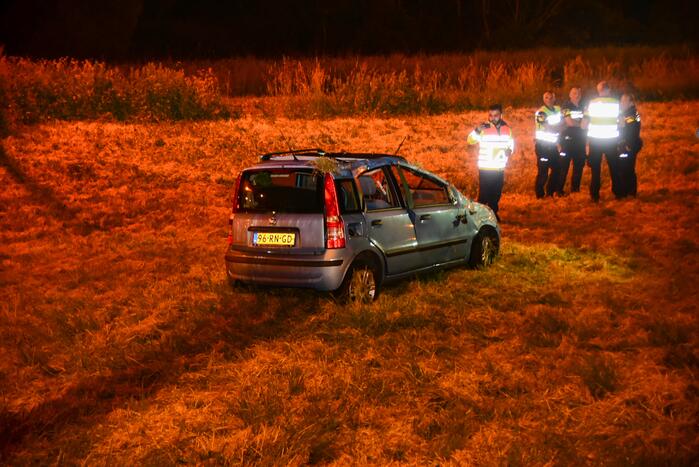 19-jarige bestuurder uit auto geslingerd en overleden
