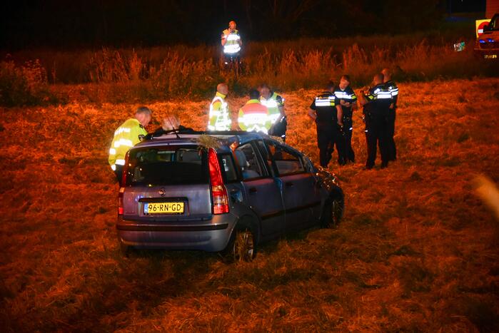 19-jarige bestuurder uit auto geslingerd en overleden