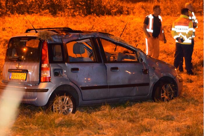 19-jarige bestuurder uit auto geslingerd en overleden