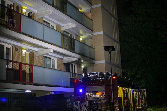 Flatwoning onbewoonbaar door grote uitslaande brand