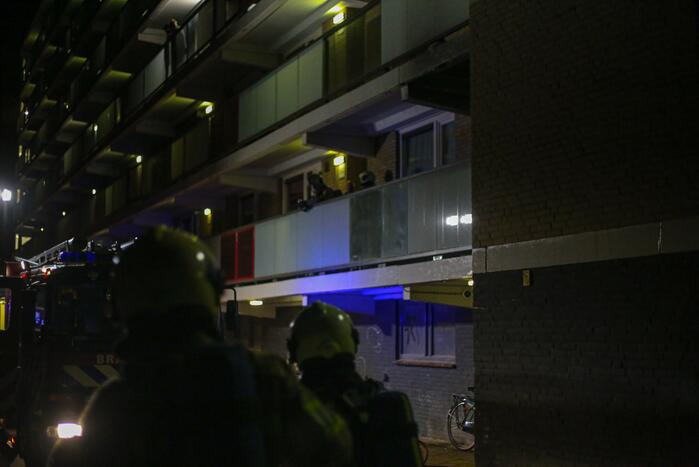 Flatwoning onbewoonbaar door grote uitslaande brand