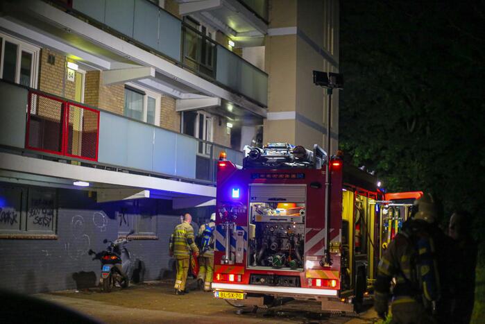 Flatwoning onbewoonbaar door grote uitslaande brand