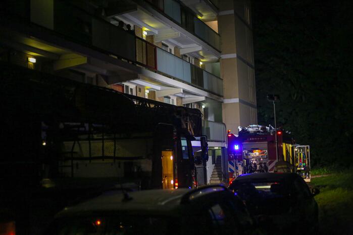 Flatwoning onbewoonbaar door grote uitslaande brand